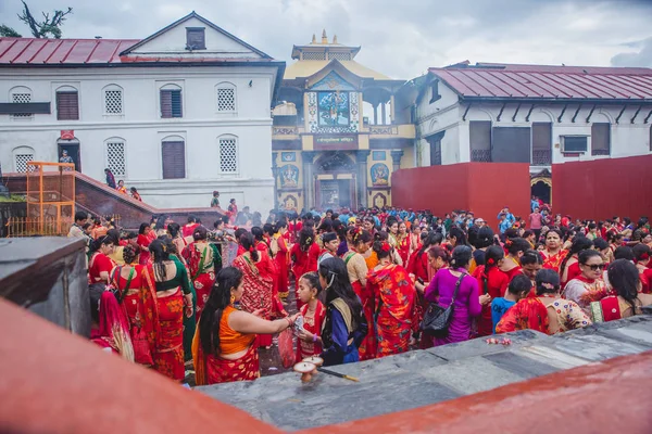 Crowd of Nepali Women at Pashupatinath Temple during Teej Festiv — Stock Photo, Image