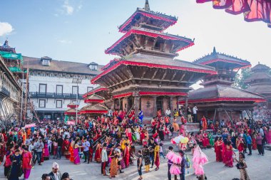 Teej Festivali Sırasında Katmandu Durbar Meydanı'nda Eğlenenler.