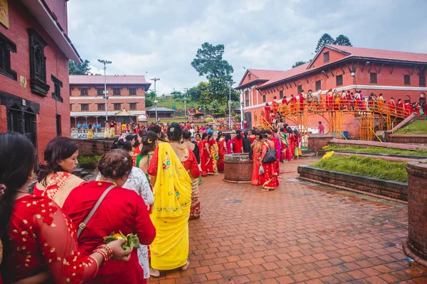 Mulheres hindus nepalesas esperando na fila — Fotografia de Stock