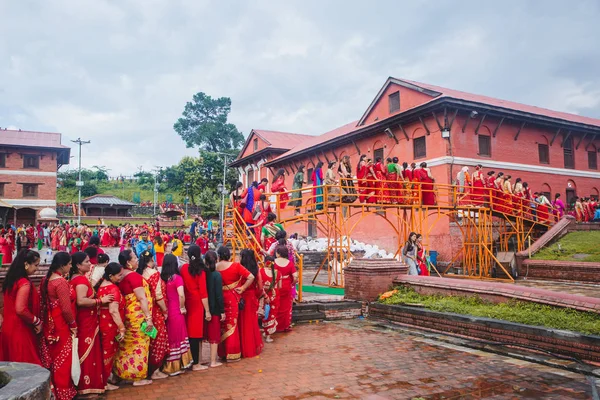 Nepali hinduiska kvinnor väntar i linje — Stockfoto