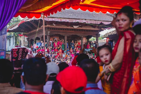 Personas disfrutando en la Plaza Durbar de Katmandú durante el Festival Teej . — Foto de Stock