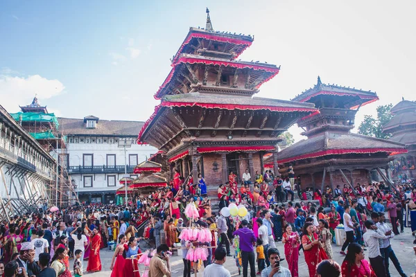 Teej Festivali Sırasında Katmandu Durbar Meydanı'nda Eğlenenler.