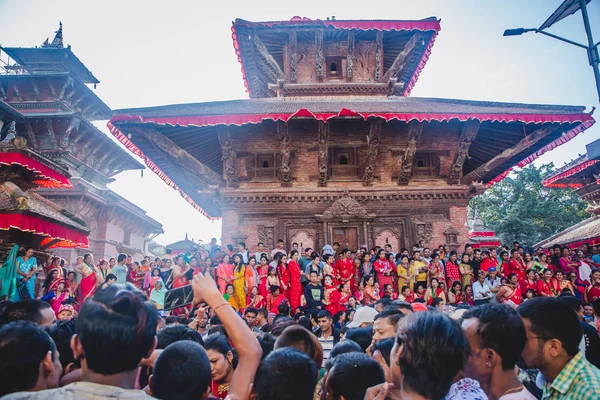 Personer som njuter av Kathmandu Durbar Square under Teej Festival. — Stockfoto