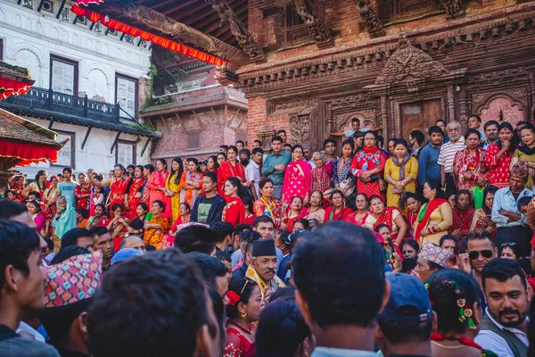 Люди, які користуються в Катманду Durbar площі під час фестивалю Teej. — стокове фото
