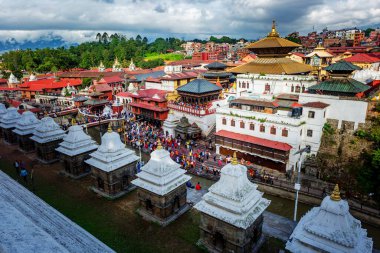 Katmandu, Nepal - 14 Ağustos 2019: Pashupatinath Tapınağı Premises, KKathmandu 'da düzenlenen Janai Purnima Rakshya Bandhan Festivali sırasında Hindu Duaları kalabalığı.