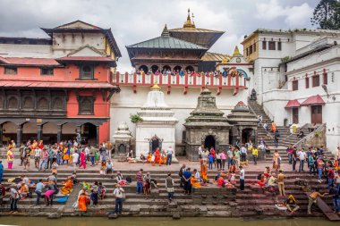 Katmandu, Nepal - 14 Ağustos 2019: Pashupatinath Tapınağı Premises, KKathmandu 'da düzenlenen Janai Purnima Rakshya Bandhan Festivali sırasında Hindu Duaları kalabalığı.