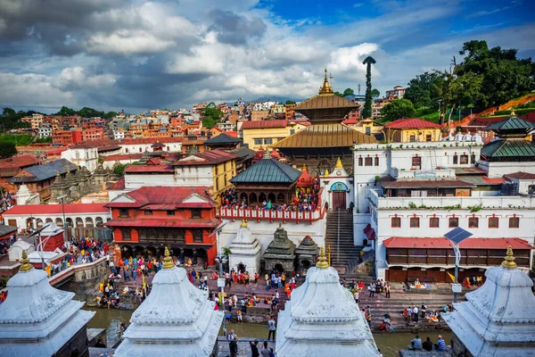 Katmandu, Nepal - 14 Ağustos 2019: Pashupatinath Tapınağı Premises, KKathmandu 'da düzenlenen Janai Purnima Rakshya Bandhan Festivali sırasında Hindu Duaları kalabalığı.