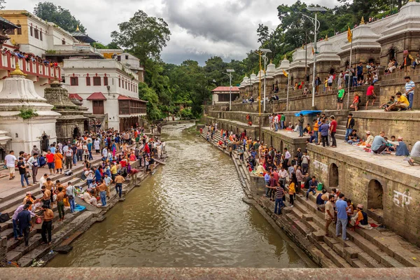 Kathmandu Nepal August 2019 Crowd Hindu Prayers Janai Purnima Rakshya — Stock Photo, Image