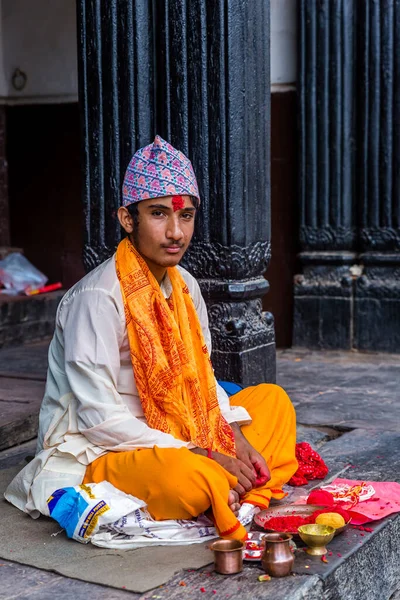 Kathmandu Nepál Srpna 2019 Hinduistický Kněz Čekající Posvátnou Nit Během — Stock fotografie