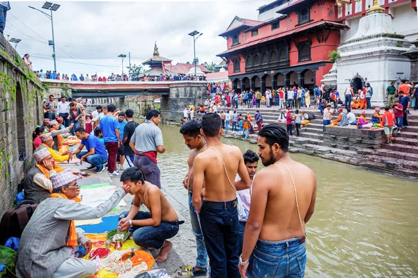 Katmandú Nepal Agosto 2019 Multitud Oraciones Hindúes Durante Festival Janai —  Fotos de Stock