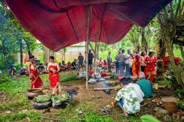 Gorkha, Nepal - 26 Haziran 2019: Nepalli Köylüler kırsal Nepal köyünde düğün partisi veriyorlar.