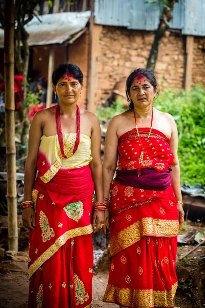 尼泊尔Gorkha 2019年6月26日 尼泊尔农村身着传统服装的尼泊尔妇女在婚礼上做饭 — 图库照片