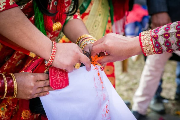 新郎用西门或朱砂装饰新娘 作为婚礼的象征 根据印度教的仪式 印度教婚礼仪式 尼泊尔婚礼 — 图库照片