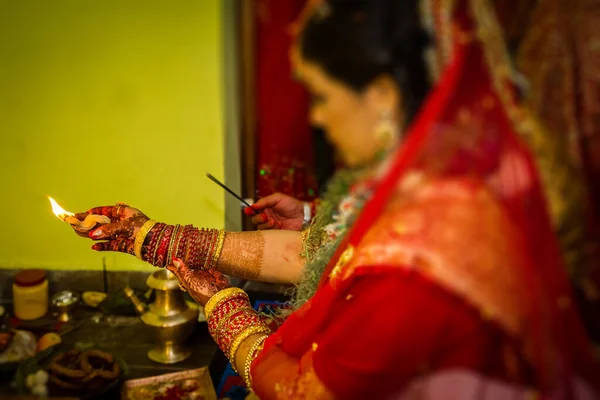 Noiva Oferecendo Orações Deus Durante Cerimônia Casamento Rituais Casamento Indiano — Fotografia de Stock