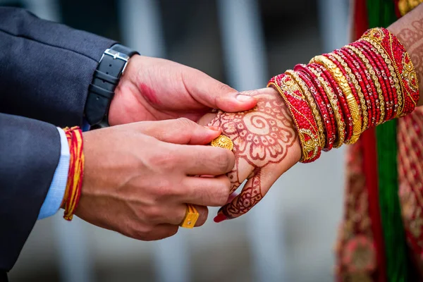 Jonge Volwassen Mannelijke Bruidegom Vrouwelijke Bruid Hand Hand Handen Van — Stockfoto