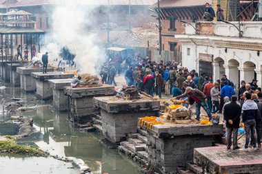 Katmandu, Nepal - 12 Şubat 2018: Hindu Halkı, Bagmati Nehri Pashupatinath Tapınağı 'nda yapılan ayinlere göre cesetleri yaktı. Burası tüm dünyadaki Hindular için en kutsal yer. Hindu Yakma Ghatları