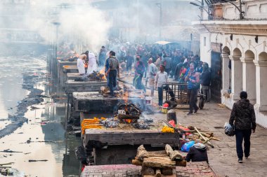 Katmandu, Nepal - 12 Şubat 2018: Hindu Halkı, Bagmati Nehri Pashupatinath Tapınağı 'nda yapılan ayinlere göre cesetleri yaktı. Burası tüm dünyadaki Hindular için en kutsal yer. Hindu Yakma Ghatları