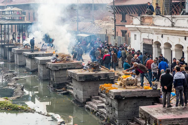 Katmandu, Nepal - 12 Şubat 2018: Hindu Halkı, Bagmati Nehri Pashupatinath Tapınağı 'nda yapılan ayinlere göre cesetleri yaktı. Burası tüm dünyadaki Hindular için en kutsal yer. Hindu Yakma Ghatları