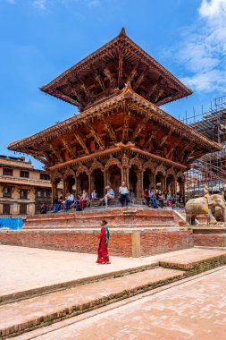 Kathmandu, Nepal - 16 Ağustos 2019: Kathmandu Nepal 'deki Patan Durbar Meydanı' nın manzarası. Katmandu 'daki Turist Seyahat Tesisleri. Katmandu.Hindu Tapınağı' nda ziyaret edilecek yerler.