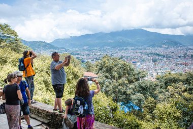 Katmandu, Nepal - 15 Ağustos 2019: Kritipurdaki Bagh Bhairav Tapınağı 'ndan Katmandu Vadisi' nin fotoğraflarını çeken çok sayıda turist. Nepal 'de Turist Seyahati İndirimleri.