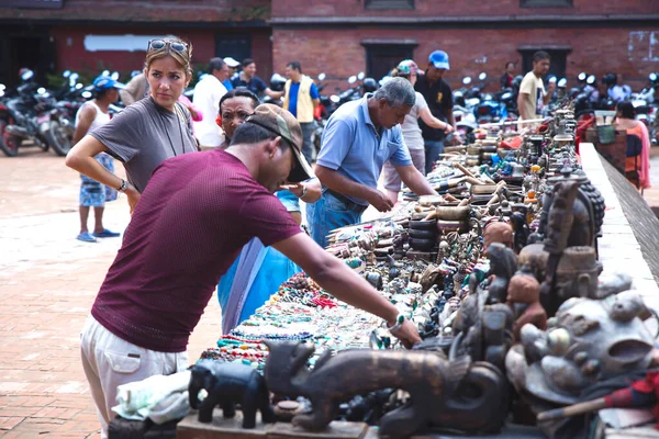 Kathmandu Nepal Augusti 2019 Turister Shopping Souvenirer Patan Durbar Square — Stockfoto