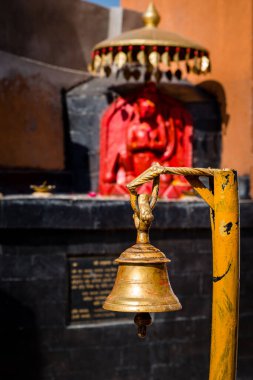 Katmandu Nepal 'de bir Hindu tapınağında çan çalıyor. Hindu Tapınağı