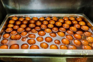 Hindistan 'dan taze Hint tatlısı mithai. Süt, şeker ve diğer ingredenlerle hazırlandı. Gulab Jamun Hint Tatlı Tabağı