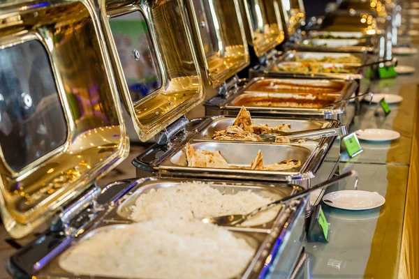 Yemek ziyafeti aşçı tabakları. Hint Düğünlerinde açık büfe yemekleri. Seçici Odaklanma.