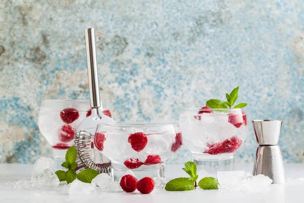 Bebida Refrescante Com Vodka Gelo Framboesas Frescas Folhas Hortelã Mesa — Fotografia de Stock