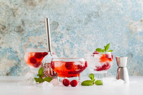 Bebida Alcohólica Verano Con Licor Frambuesa Hielo Hojas Menta Fresca —  Fotos de Stock