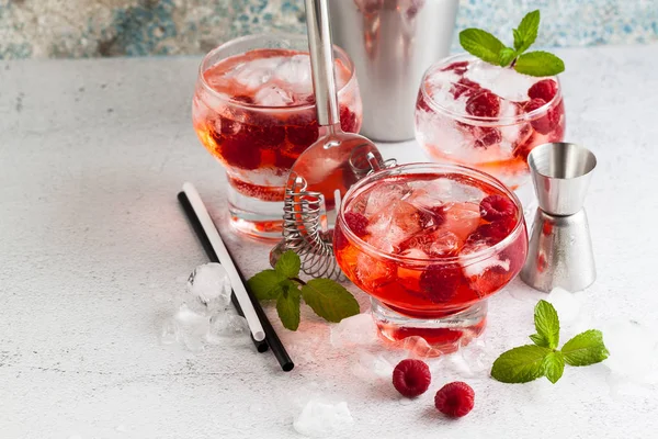 Bebida Alcohólica Verano Con Licor Frambuesa Hielo Hojas Menta Fresca —  Fotos de Stock