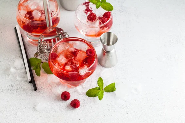 Bebida Alcohólica Verano Con Licor Frambuesa Hielo Hojas Menta Fresca —  Fotos de Stock