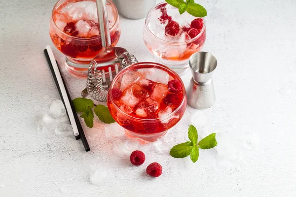 Bebida Alcohólica Verano Con Licor Frambuesa Hielo Hojas Menta Fresca —  Fotos de Stock