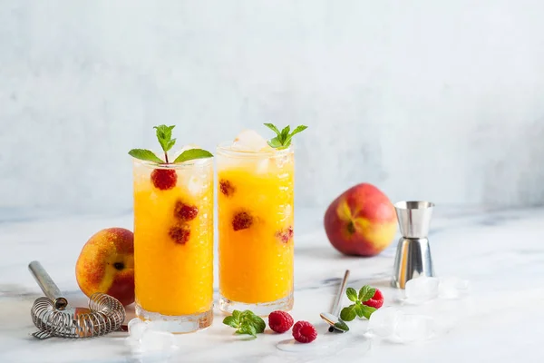 Zwei Erfrischende Getränke Aus Pfirsichsaft Und Himbeeren Mit Frischer Minze — Stockfoto