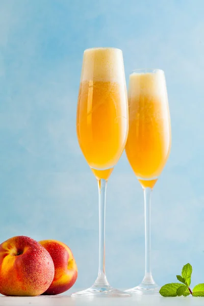 Два Бокала Шампанского Коктейлем Беллини Свежими Персиками Голубом Фоне Летний — стоковое фото