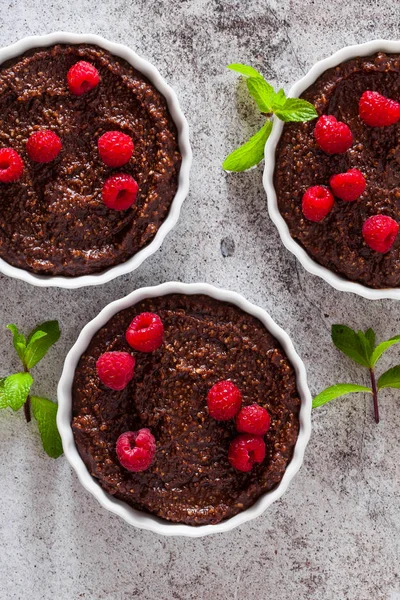 Délicieux Desserts Chocolat Aux Noix Framboises Fraîches Dans Des Moules — Photo