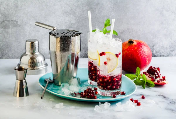 Refrescante Bebida Alcoólica Com Sementes Limão Romã Uma Mesa Pedra — Fotografia de Stock