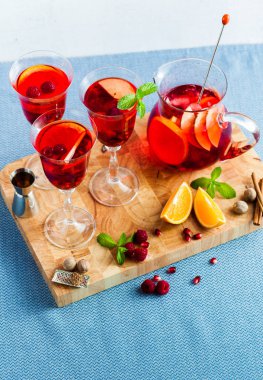 taze olgunlaşmış meyve ve çilek kırmızı sangria yaz, hem de gözlük ve bir sürahi tablo şarap. baharat ve nane yaprakları