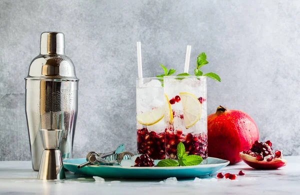 Refrescante Bebida Alcoólica Com Sementes Limão Romã Uma Mesa Pedra — Fotografia de Stock