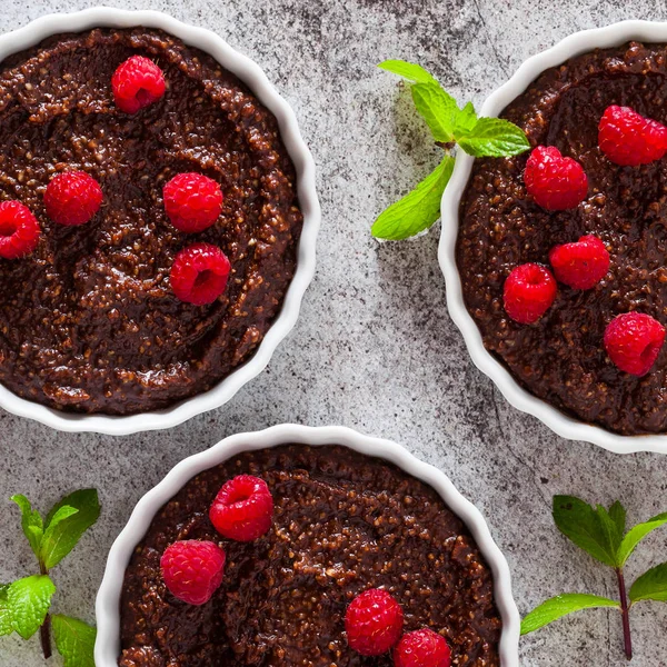 Délicieux Desserts Chocolat Aux Noix Framboises Fraîches Dans Des Moules — Photo