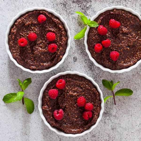 Délicieux Desserts Chocolat Aux Noix Framboises Fraîches Dans Des Moules — Photo