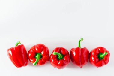 kırmızı olgun organik beyaz izole biber grubu. kopya alanı 