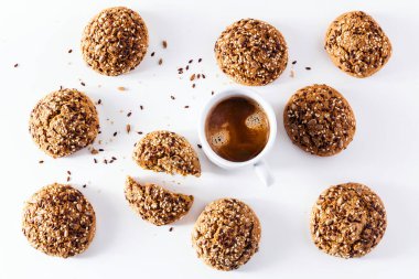 bir fincan espresso ve beyaz zemin üzerine taze bisküvi. Barlar, Lokanta, kahvehane, fırınlar ve taze hamur işleri ile için bir çerçeve