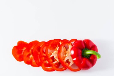 beyaz izole kırmızı biber dilimlenmiş