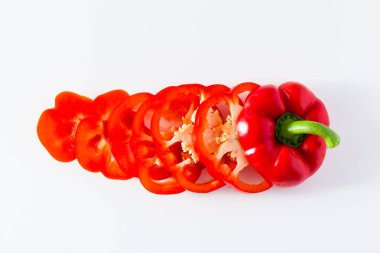 beyaz izole kırmızı biber dilimlenmiş