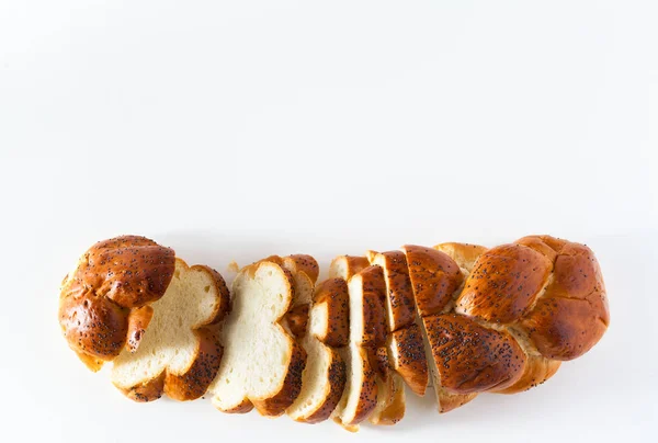 Geflochtenes Brot Geschnitten Mit Mohn Bestreut Isoliert Auf Weiß Kopierraum — Stockfoto