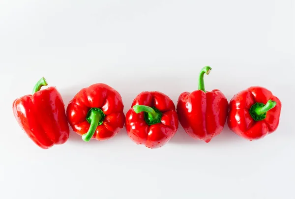 Gruppo Peperoni Rossi Maturi Biologici Isolati Bianco Copia Spazio — Foto Stock