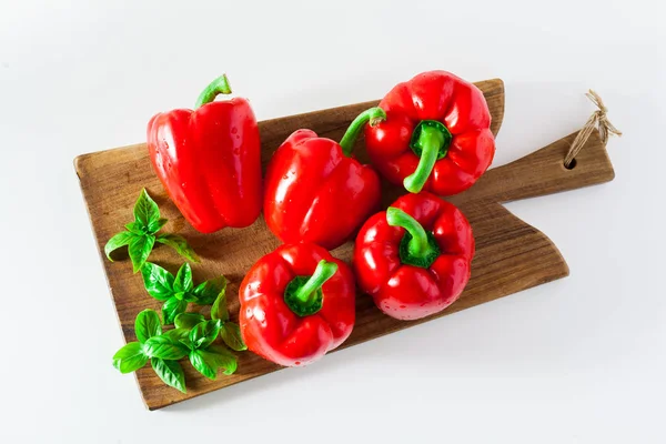 Gruppo Peperoni Biologici Maturi Rossi Foglie Basilico Fresco Tagliere — Foto Stock