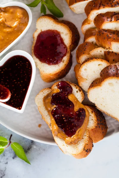 Ráno Snídaně Lemováním Čerstvý Chléb Arašídové Máslo Džem Bobulí Šálek — Stock fotografie
