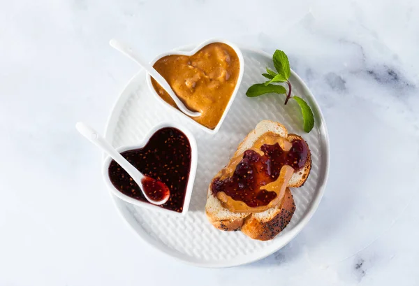 Ein Frühstück Mit Frischem Brot Erdnussbutter Marmelade Aus Beeren Und — Stockfoto